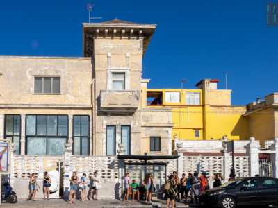 ...e, al civico 22, ci imbattiamo in una costruzione color ocra, la cui facciata appare interamente erosa dall�aria salmastra. Si tratta di Villa Lina, costruita alla fine degli anni 20 su progetto dell�architetto Cesare Corradini